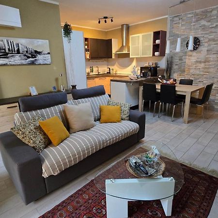 Varese Prime - Large Independent Apartment, Air Conditioning, 2 Bathrooms, 2 Free Covered Parking Spaces, No Restricted Traffic Zone, Train Station 100M, Theatre 150M, Historic City Centre Dış mekan fotoğraf