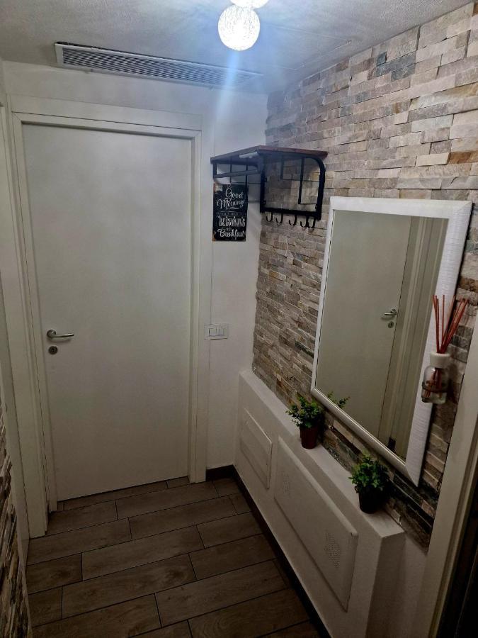 Varese Prime - Large Independent Apartment, Air Conditioning, 2 Bathrooms, 2 Free Covered Parking Spaces, No Restricted Traffic Zone, Train Station 100M, Theatre 150M, Historic City Centre Dış mekan fotoğraf