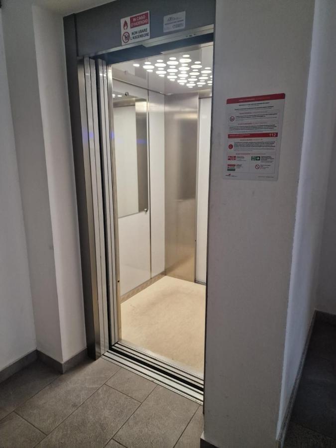 Varese Prime - Large Independent Apartment, Air Conditioning, 2 Bathrooms, 2 Free Covered Parking Spaces, No Restricted Traffic Zone, Train Station 100M, Theatre 150M, Historic City Centre Dış mekan fotoğraf