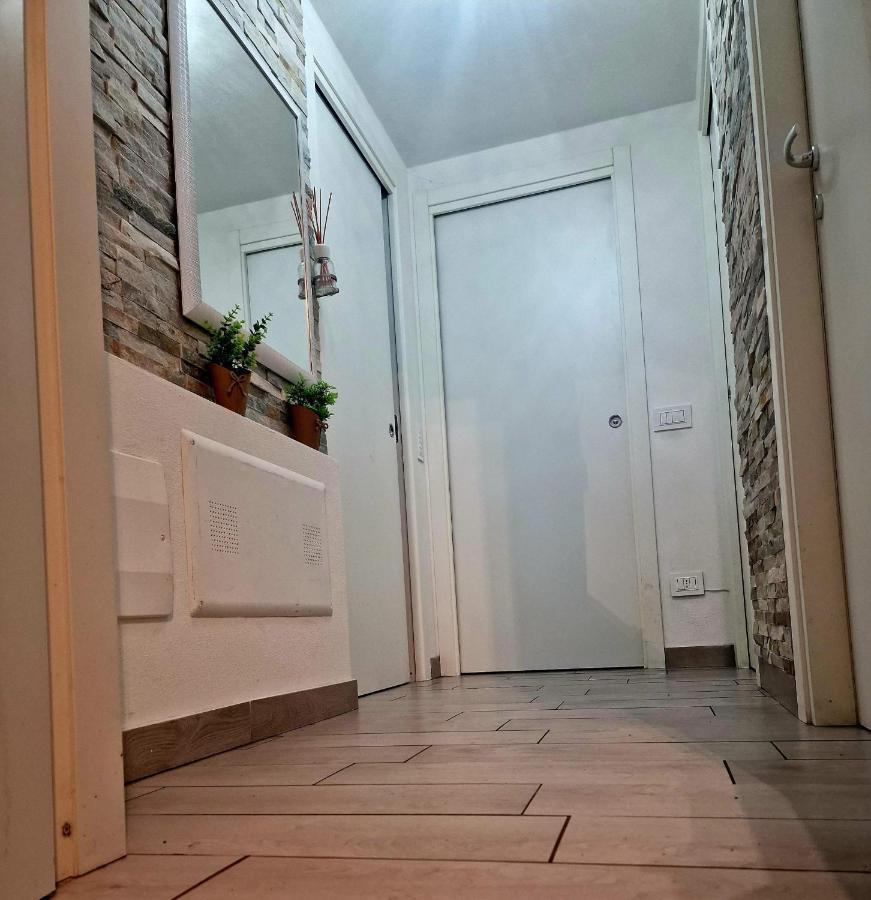 Varese Prime - Large Independent Apartment, Air Conditioning, 2 Bathrooms, 2 Free Covered Parking Spaces, No Restricted Traffic Zone, Train Station 100M, Theatre 150M, Historic City Centre Dış mekan fotoğraf