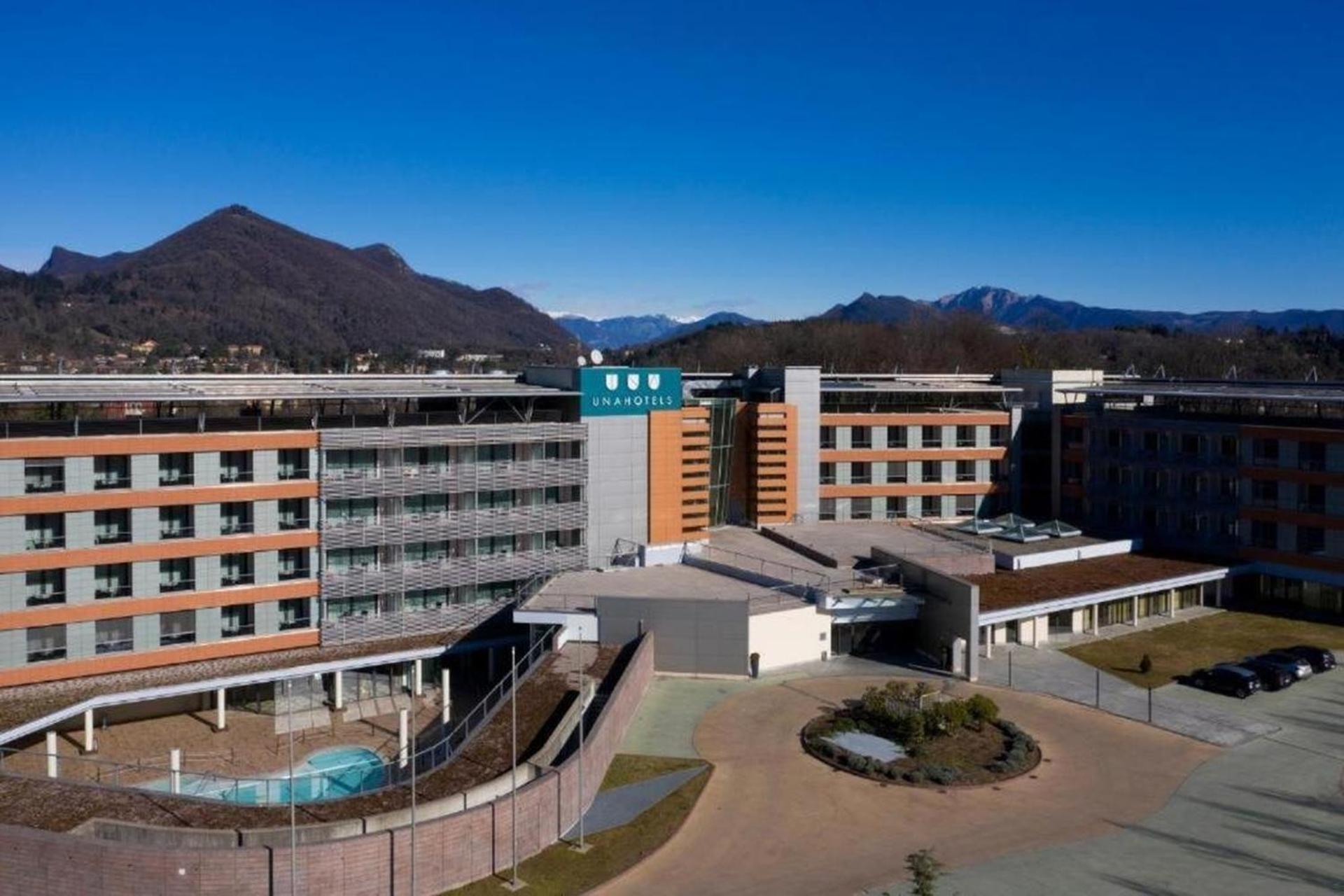 Varese Prime - Large Independent Apartment, Air Conditioning, 2 Bathrooms, 2 Free Covered Parking Spaces, No Restricted Traffic Zone, Train Station 100M, Theatre 150M, Historic City Centre Dış mekan fotoğraf