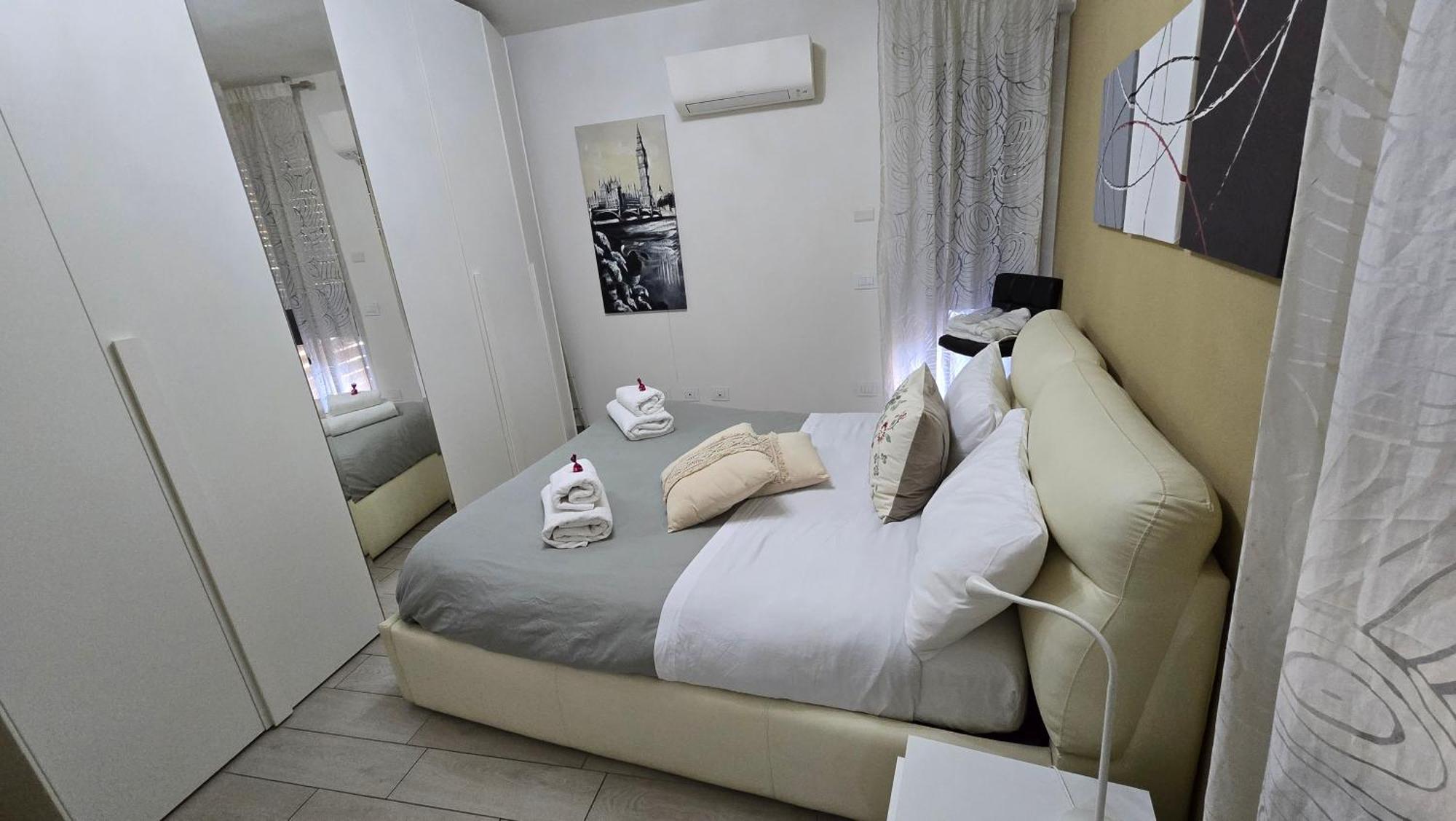 Varese Prime - Large Independent Apartment, Air Conditioning, 2 Bathrooms, 2 Free Covered Parking Spaces, No Restricted Traffic Zone, Train Station 100M, Theatre 150M, Historic City Centre Dış mekan fotoğraf