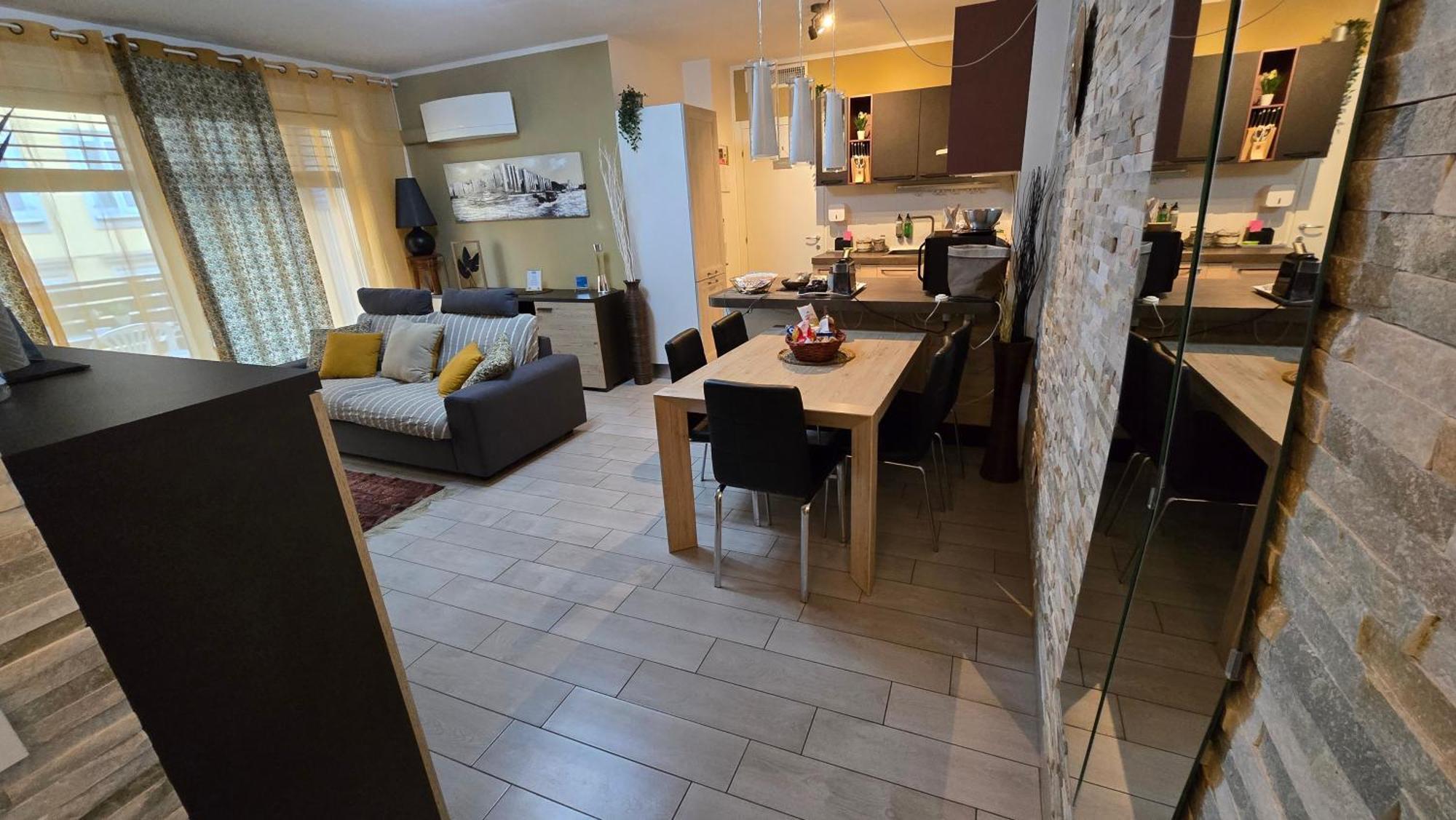 Varese Prime - Large Independent Apartment, Air Conditioning, 2 Bathrooms, 2 Free Covered Parking Spaces, No Restricted Traffic Zone, Train Station 100M, Theatre 150M, Historic City Centre Dış mekan fotoğraf