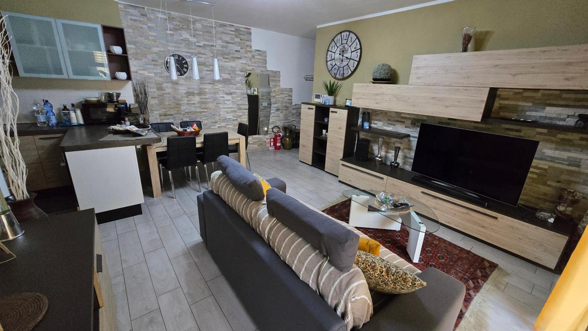 Varese Prime - Large Independent Apartment, Air Conditioning, 2 Bathrooms, 2 Free Covered Parking Spaces, No Restricted Traffic Zone, Train Station 100M, Theatre 150M, Historic City Centre Dış mekan fotoğraf