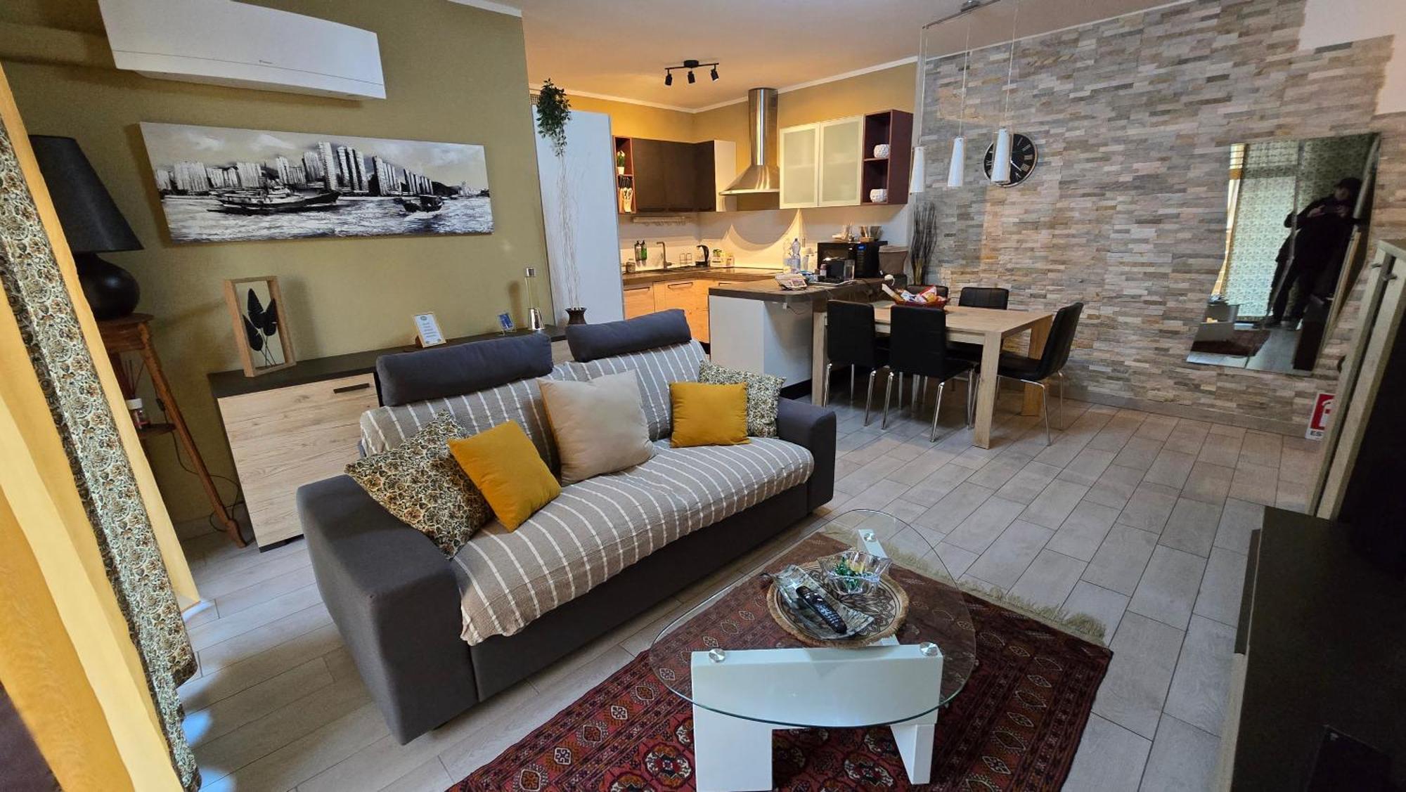 Varese Prime - Large Independent Apartment, Air Conditioning, 2 Bathrooms, 2 Free Covered Parking Spaces, No Restricted Traffic Zone, Train Station 100M, Theatre 150M, Historic City Centre Dış mekan fotoğraf