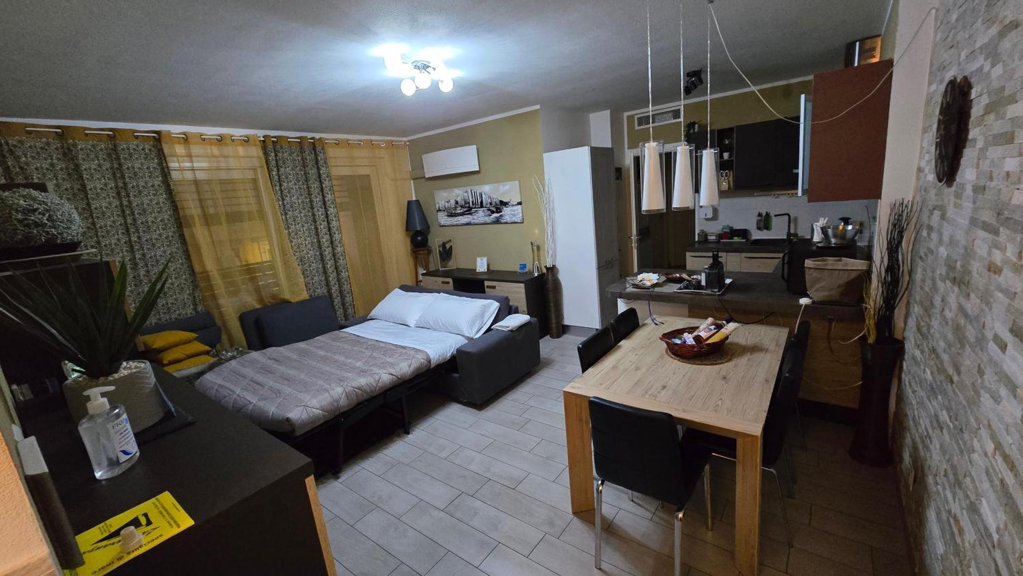 Varese Prime - Large Independent Apartment, Air Conditioning, 2 Bathrooms, 2 Free Covered Parking Spaces, No Restricted Traffic Zone, Train Station 100M, Theatre 150M, Historic City Centre Dış mekan fotoğraf