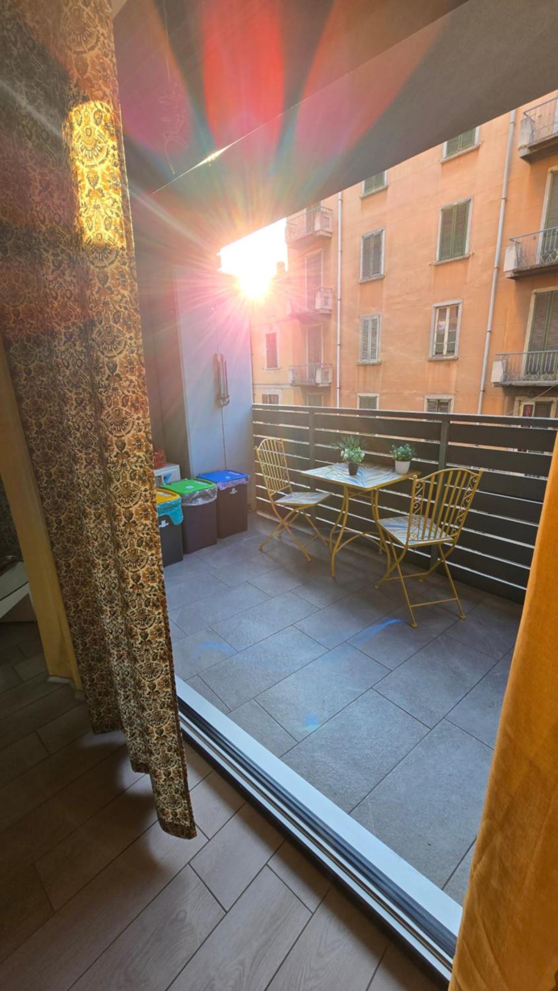 Varese Prime - Large Independent Apartment, Air Conditioning, 2 Bathrooms, 2 Free Covered Parking Spaces, No Restricted Traffic Zone, Train Station 100M, Theatre 150M, Historic City Centre Dış mekan fotoğraf